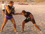 Allenamento con tecniche di Fit Boxe sulla spiaggia 5