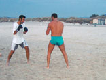 Allenamento con tecniche di Fit Boxe sulla spiaggia 1