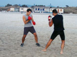 Allenamento con tecniche di Fit Boxe sulla spiaggia 2