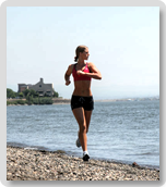 Ragazza che corre lungo la spiaggia